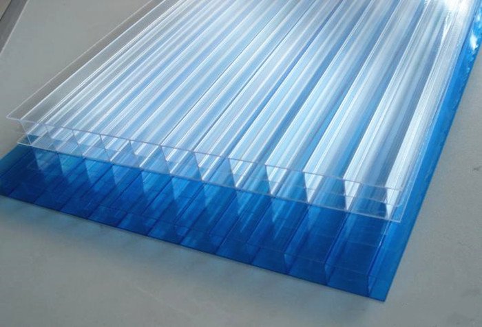 微信图片_20260413135449_420_159 - Clear corrugated plastic sheet placed over a blue base, likely a roofing or panel sample.